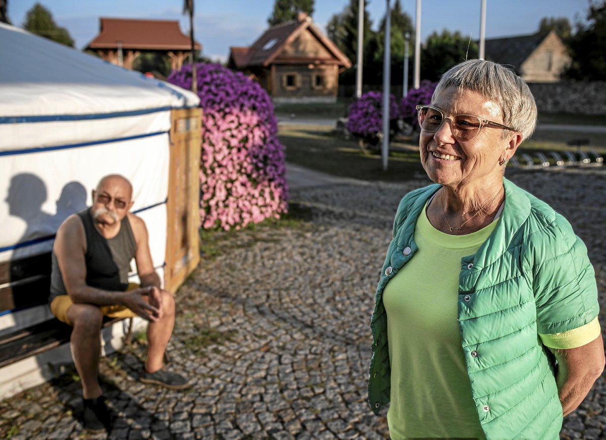 Dzenneta eta Miroslav Bogdanowicz ostalariek beren negozioari eutsi nahi diote Kruszynianyn. Gilad SADE
