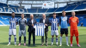 Realeko jokalariak babesle berriaren izenarekin kamisetetan.