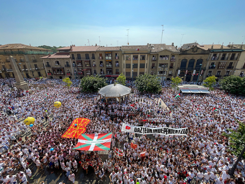 La Plaza del Ayuntamiento de Tafalla, abarrotada y reivindicativa. La Plaza del Ayuntamiento de Tafalla, abarrotada y reivindicativa.