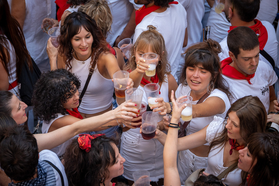 Brindis tras el cohete en Tafalla. Brindis tras el cohete en Tafalla.