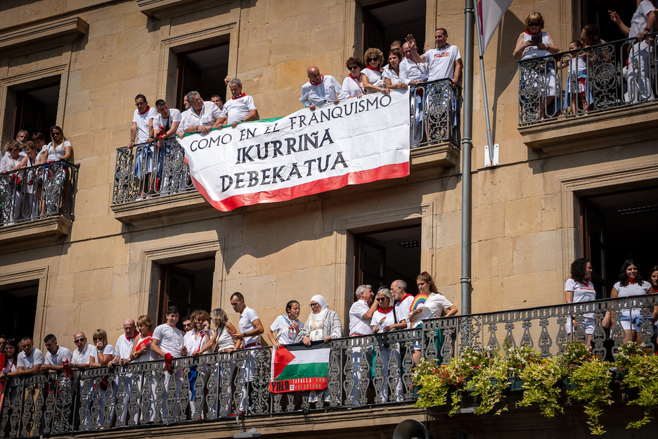 Pancartas en la fachada del Ayuntamiento tafallés. Pancartas en la fachada del Ayuntamiento tafallés.