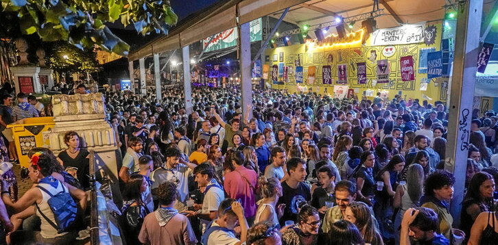 Ambiente nocturno en las txosnas de Bilbo.