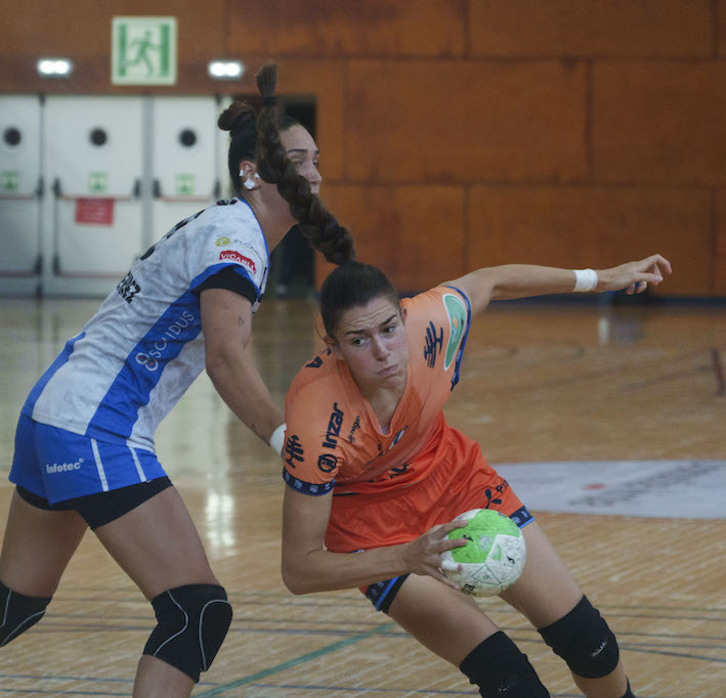 Ester Somaza, una de las más destacadas de este derbi en Egia, penetra con decisión.