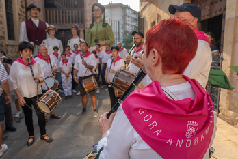 Txistulari eta erraldoiekin kalejira Aretxabaletako jaien hasieran.