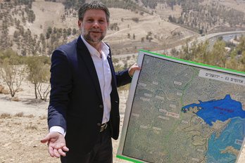  El ministro israelí de Finanzas, Bezalel Smotrich, con un mapa de la tierra palestina donde levantará la colonia. 