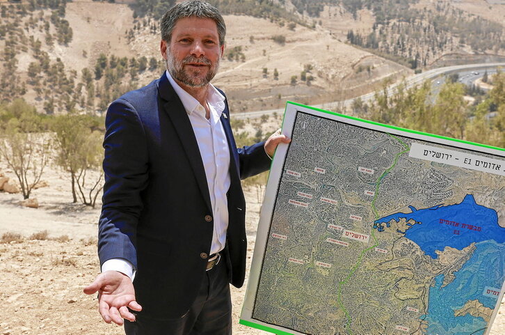 El ministro israelí de Finanzas, Bezalel Smotrich, con un mapa de la tierra palestina donde levantará la colonia.
