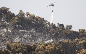 Helicópteros, durante las labores de extinción del incendio.