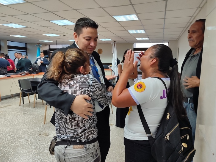 El fiscal Edgar Gómez, de la Fiscalía contra el Delito de Femicidio, abraza a una de las 15 menores supervivientes.