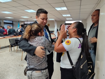 El fiscal Edgar Gómez, de la Fiscalía contra el Delito de Femicidio, abraza a una de las 15 menores supervivientes.