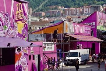 Konpartsek txosnei azken ukituak eman zizkieten atzo.