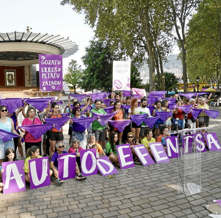 Festen atarian, erasoen aurkako dinamika aurkeztu zuten atzo Bilboko konpartsek.