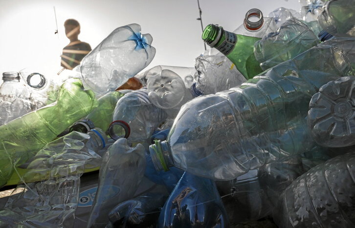 En la imagen, la obra de arte creada por el artista y activista Benjamin Von Wong con motivo de la cumbre sobre el plástico.