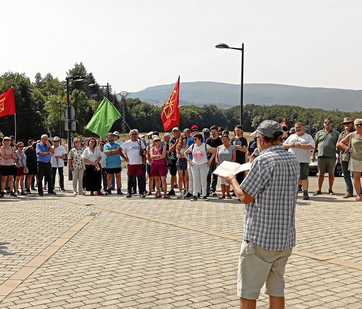 Dozenaka pertsonak hartu zuten parte ekitaldian.