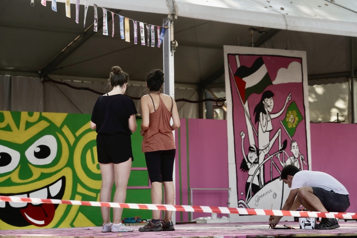 Laneguna Mekauen konpartsako txosnan. (Marisol RAMIREZ | FOKU)