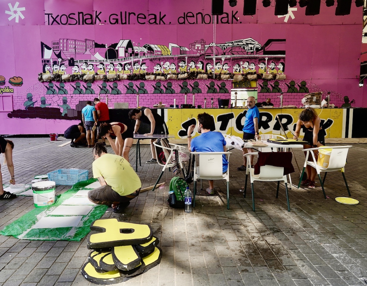 Satorrakeko konpartsakideak muntaketaren azken txanpan. (Marisol RAMIREZ | FOKU)