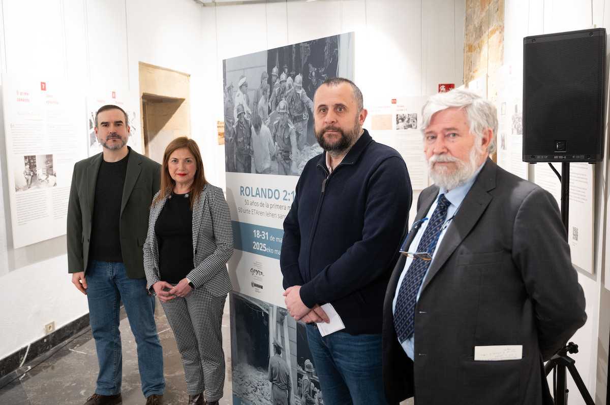 Alonso, entre la consejera San José y el director del Memorial, Florencio Domínguez, en la exposición sobre el atentado de la cafetería Rolando. (David de Haro | Europa Press)