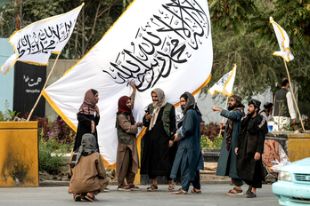 La bandera de los talibanes, desplegada en Kabul en el cuarto aniversario de su regreso al poder. 