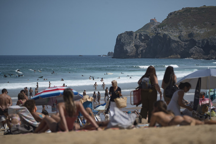 Bakioko hondartza jendez lepo egon da egunotan.