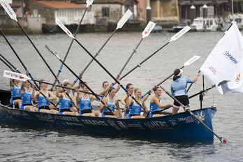 Zarautz se ha llevado la ikurriña de la Liga ETE de su localidad.