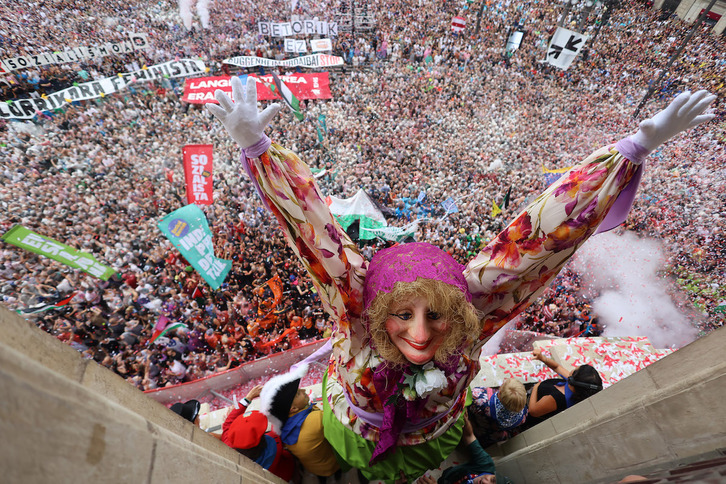 La plaza del Arriaga, en ebullición ante la llegada de Marijaia.