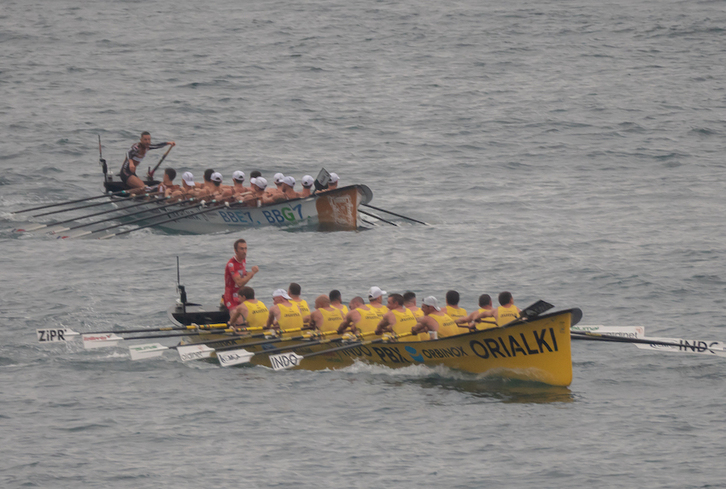 Atzetik aurrera joanda, erakustaldia eman du Oriok.