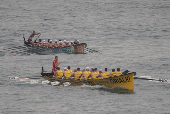 Atzetik aurrera joanda, erakustaldia eman du Oriok.