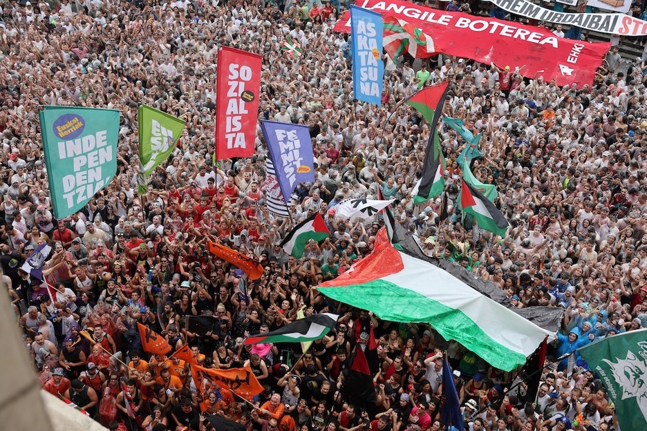 Aldarrikapenez bete da Arriaga Plaza.