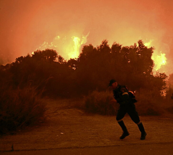 Bomberos trabajando en la extinción de un incendio en Portugal. 