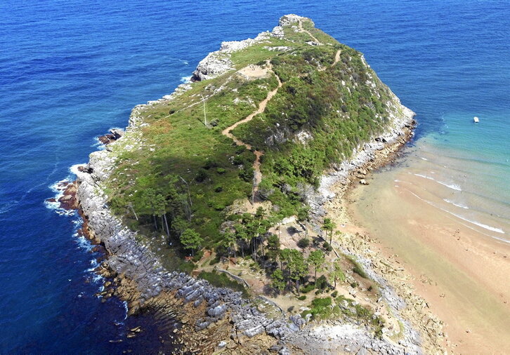 Lekeitioko Garraitz uhartearen argazkia, airetik egina.