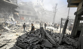 Palestinos, entre los destrozos causados por los ataques de Israel en el barrio de Al-Zaitun, en Ciudad de Gaza.
