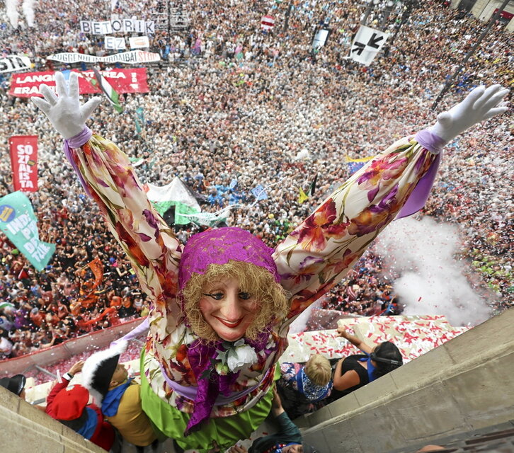 Marijaia saluda desde el balcón del Arriaga.