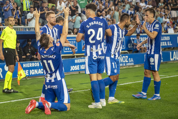 Toni Martínez celebra su tanto.