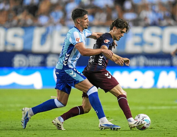Javi Martínez protege un balón ante la llegada de Javi Montero.