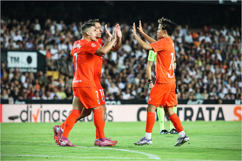 Kubo celebra su gol con Barrenetxea y Oyarzabal.