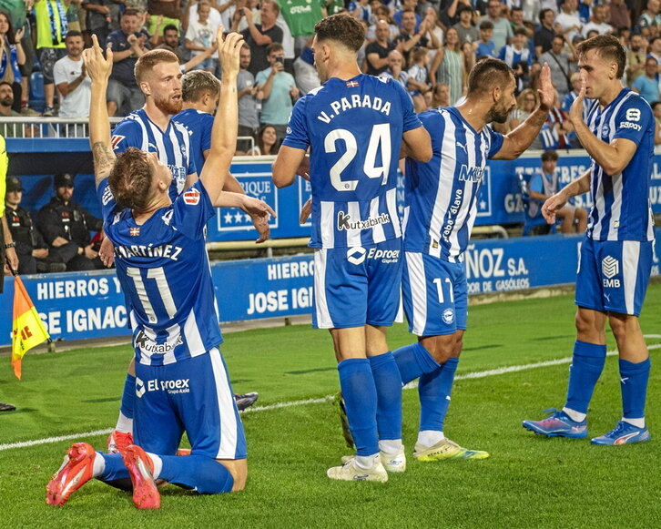 Toni Martínez celebra su gol, el primero del Alavés.