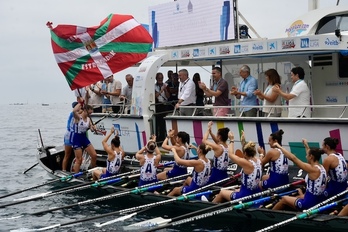 Emakumeen kategoriako errekor guztiak hautsi ditu Arraun lagunakek Zarautzen.