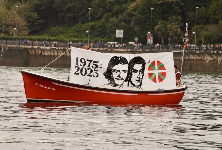 Pancarta con los rostros de Txiki y Otaegi, con motivo de las regatas celebradas este domingo en Zarautz. 