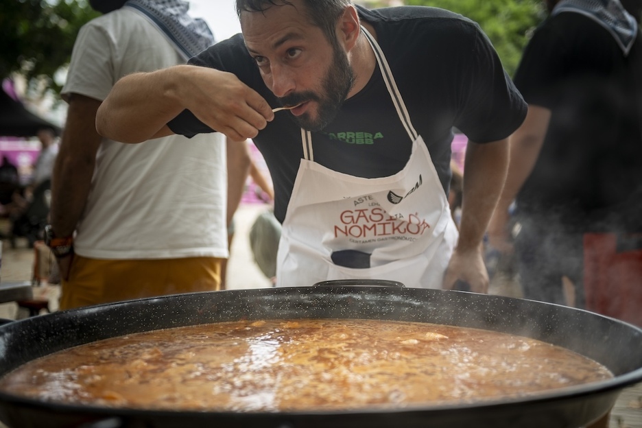 Arroza dastatzen, aurkeztu orduko.
