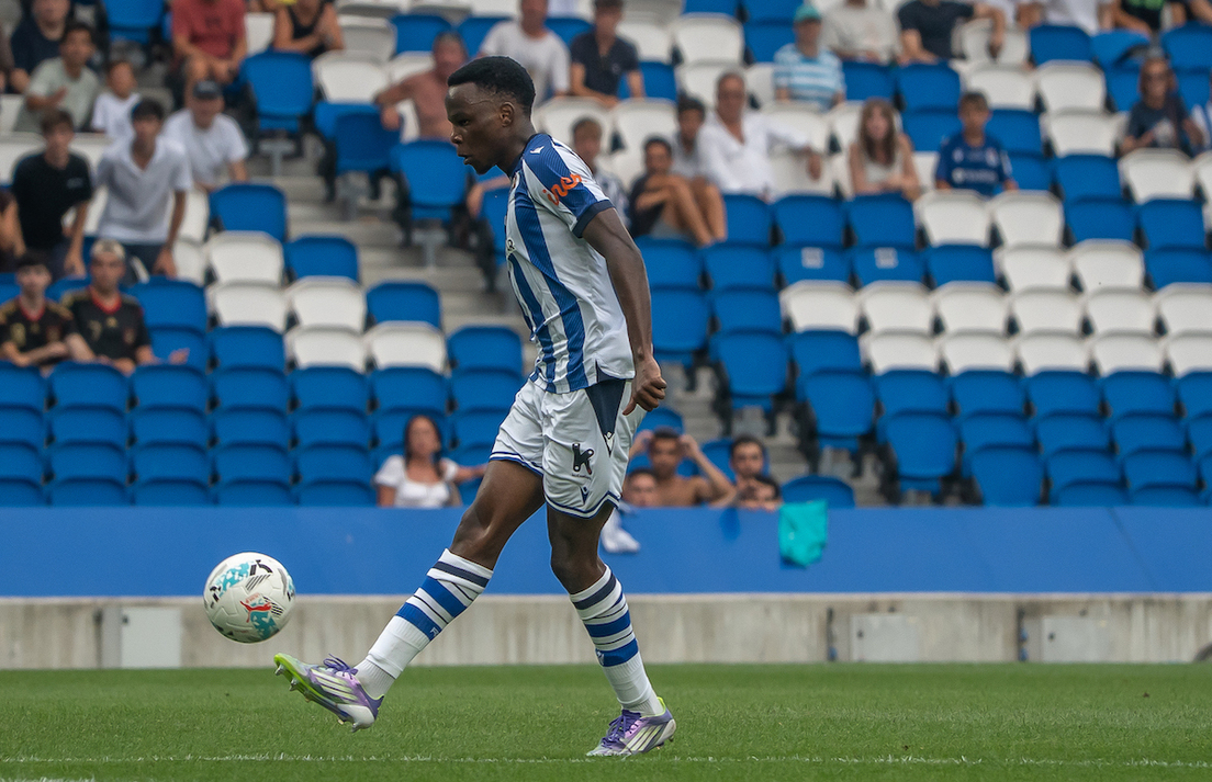 Ochieng ha picado el balón ante la salida de Adrián Rodríguez para anotar el gol de la victoria.
