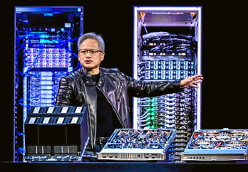 El CEO de Nvidia, Jensen Huang, explica en una conferencia celebrada en California este pasado marzo, las características de los nuevos productos creados la empresa.