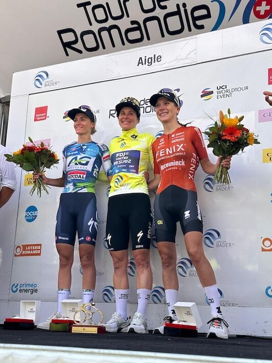 Elise Chabbey posa con el maillot amarillo tras la etapa final de Romandía.