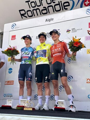 Elise Chabbey posa con el maillot amarillo tras la etapa final de Romandía.