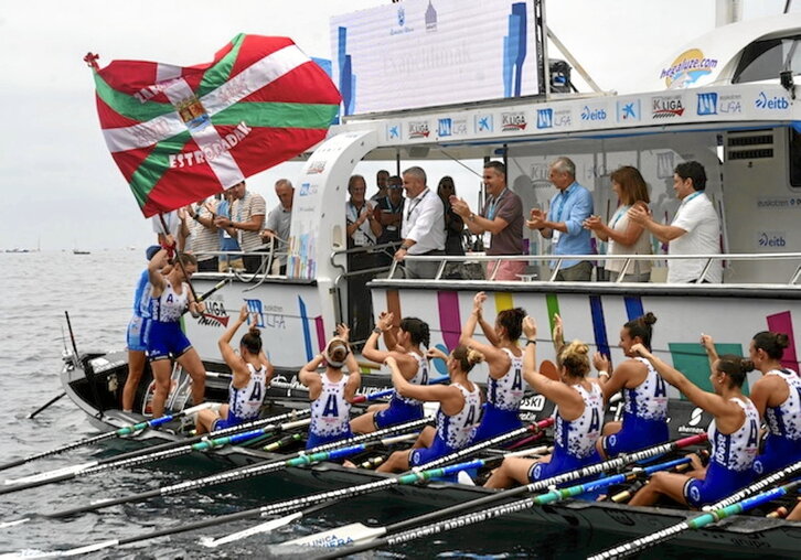 Zarauzko marka guztiak urratu eta gero, ikurrina ondo merezita eraman du Arraun Lagunakek.