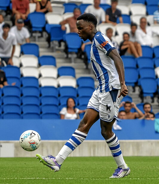 Ochieng ha picado así el balón para anotar el único gol del partido.