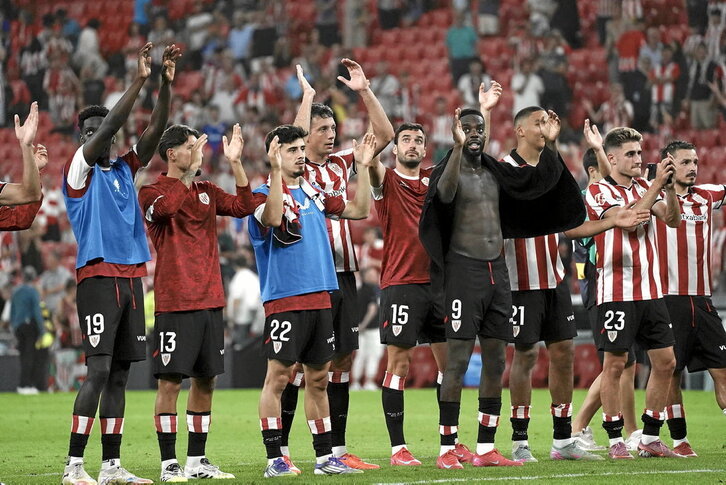 Jugadores del Athletic celebrando con la Herri Harmaila el primer triunfo.