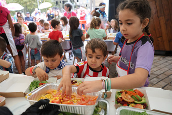 Los más pequeños han elaborado ensaladas en el primer día del Gastrotxiki. 