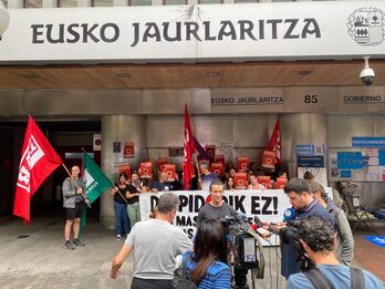 Concentración realizada por la plantilla frente a la sede de Lakua en Bilbo. 