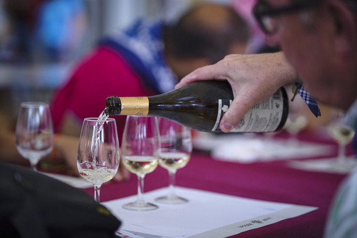 Los hombres consumen cuatro veces más alcohol que las mujeres