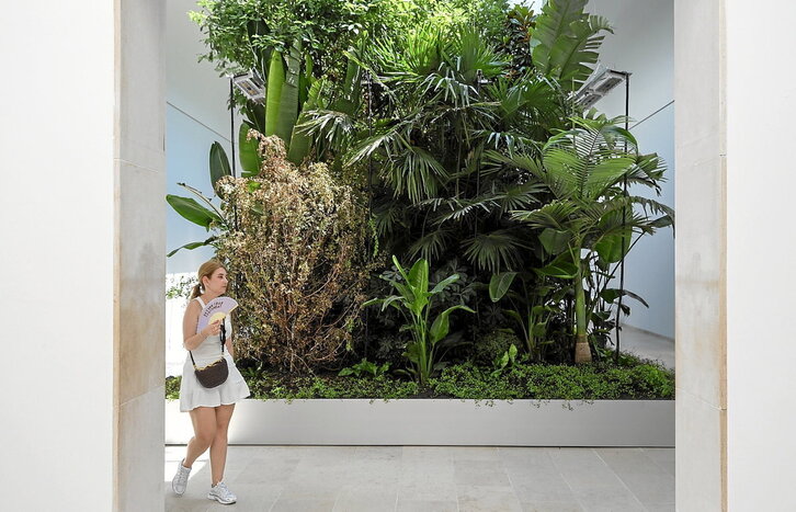 Bisitariek «Biosferak eraikitzen» izeneko Belgikako pabiloia bisitatzen dute, Flandriako Arkitektura Institutuak enkargatua eta Bas Smets eta Stefano Mancusok komisariatua.