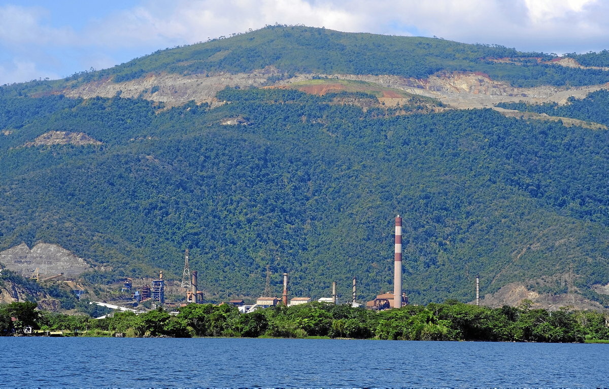 La planta de procesamiento de níquel a orillas del lago de Izabal. (Eddy Zeta | Prensa Comunitaria)